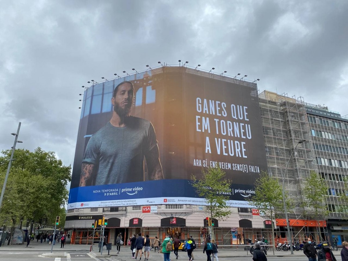 Sergio Ramos corregeix la pancarta gegant al centre de Barcelona