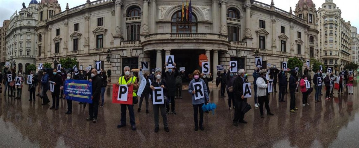 Més de 40 organitzacions i partits protesten a València contra els monopolis de les vacunes