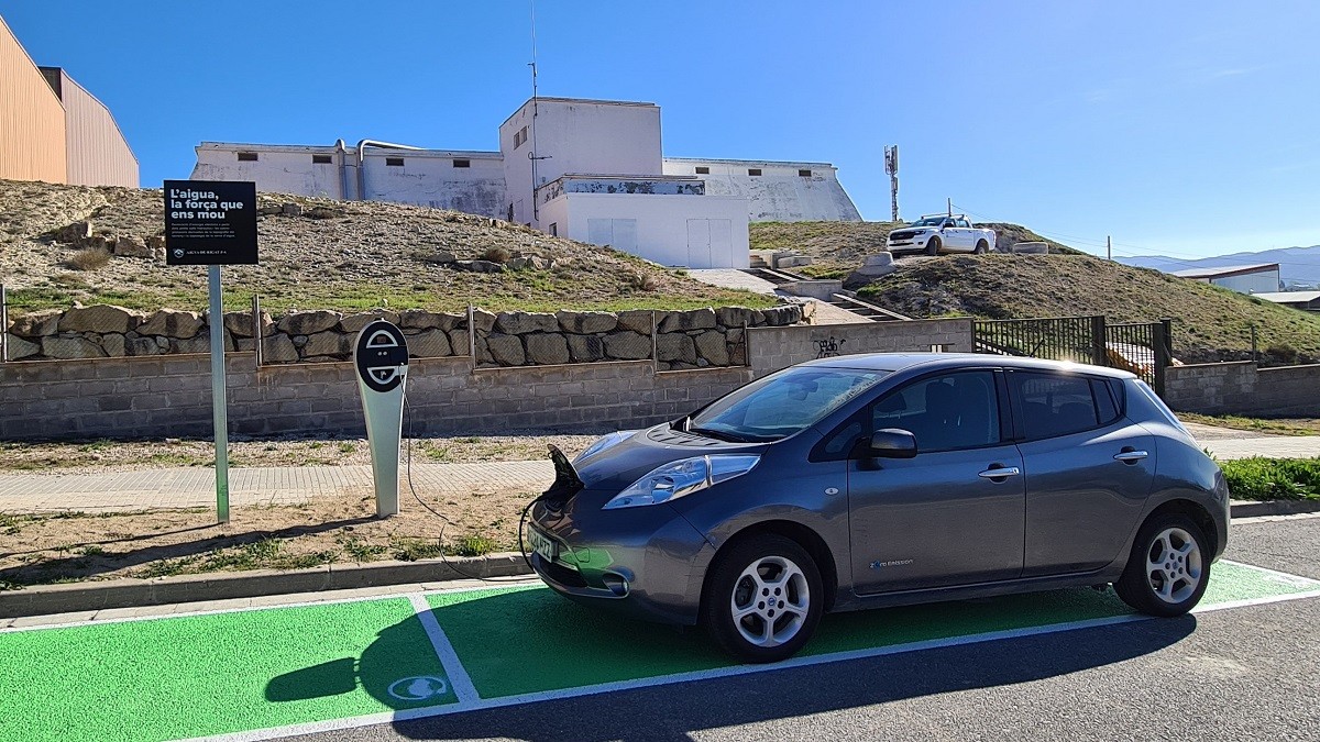 El primer punt de càrrega de cotxes elèctrics a Catalunya amb energia generada per l'aigua