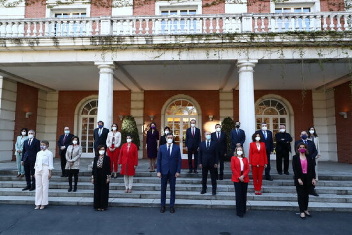 Pedro Sánchez, al centre, amb el conjunt dels integrants del govern espanyol després dels últims canvis - Moncloa