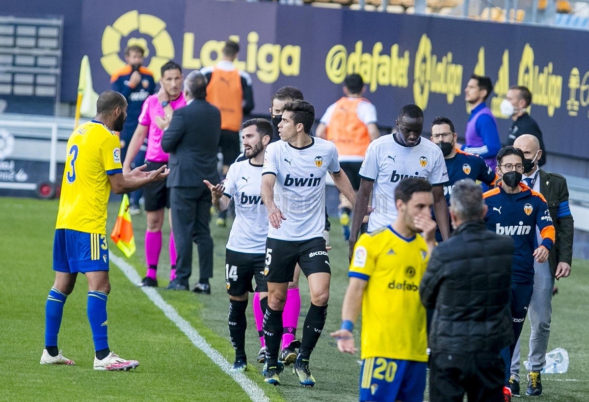 El València abandona uns minuts el partit davant el Cadis per insults racistes