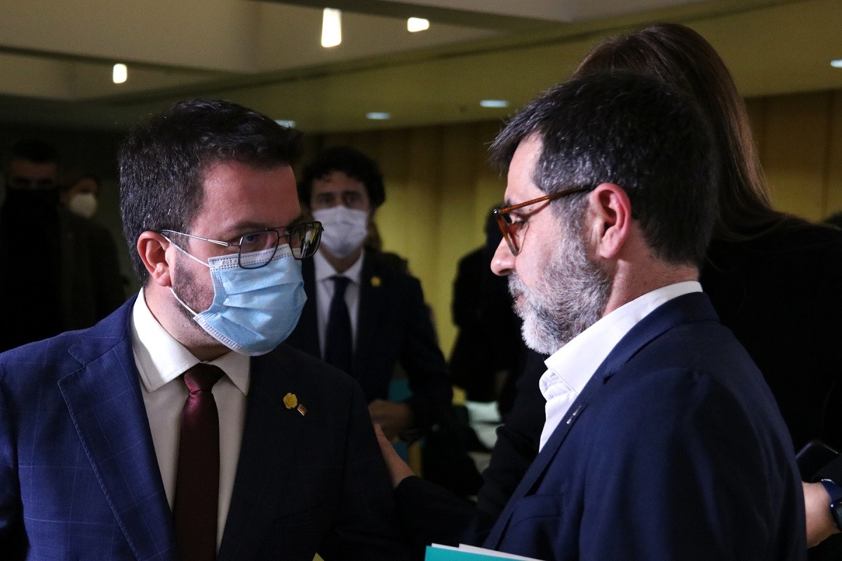 El vicepresident del Govern i candidat d'ERC, Pere Aragonès, amb el secretari general de Junts, Jordi Sànchez - ACN