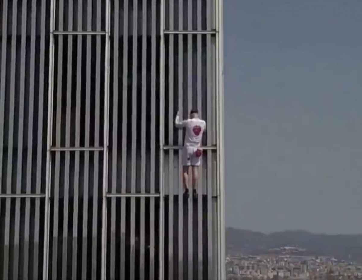 VÃDEO Un escalador puja l'hotel Melià Sky Barcelona sense cap mesura de seguretat 