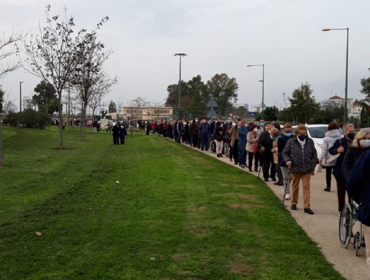 Un fals rumor provoca una cua quilomètrica per vacunar-se a Sevilla