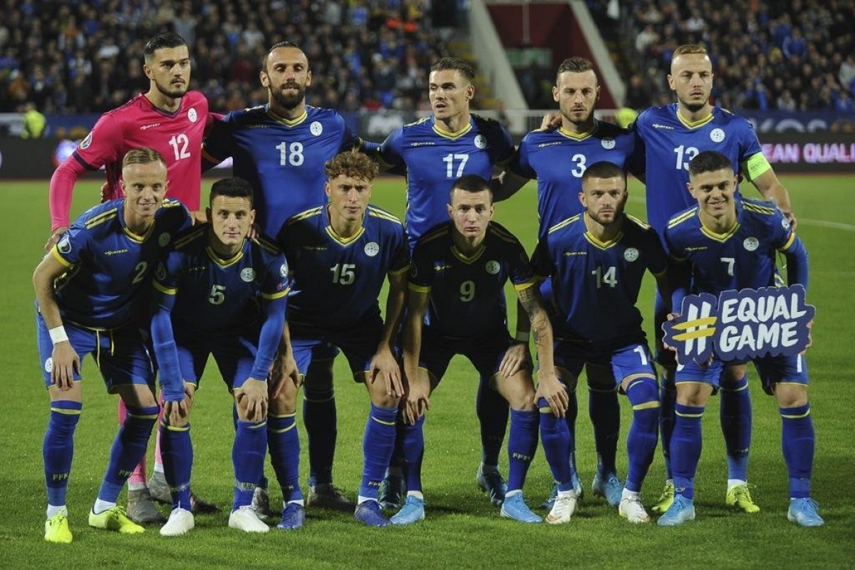 La selecció de Kosovo, abans d'un partit - Federació de Futbol de Kosovo