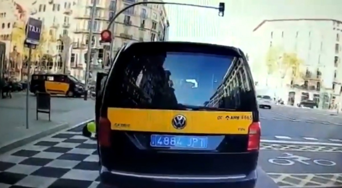VÃDEO | Brutal atropellament d'un patinet elèctric a una dona a Barcelona