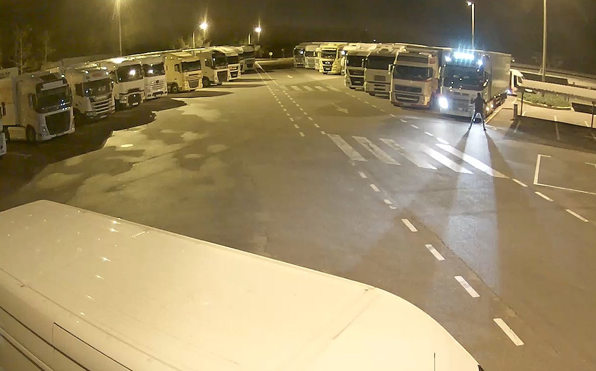 VÃDEO Detenen tres homes d'un grup especialitzat en robatoris en camions a les àrees de servei