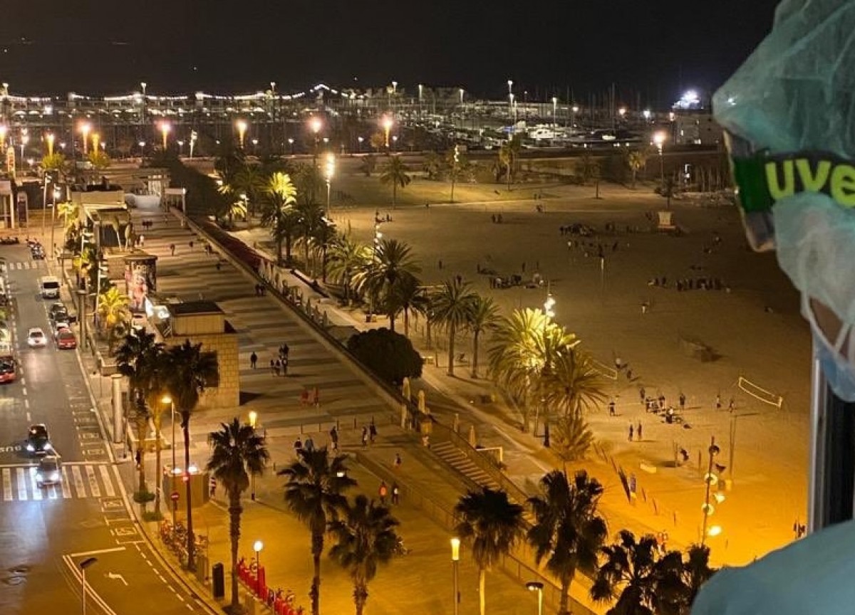 «Veure 'botellons' des de la planta Covid»: la foto que ha generat una onada d'indignació 