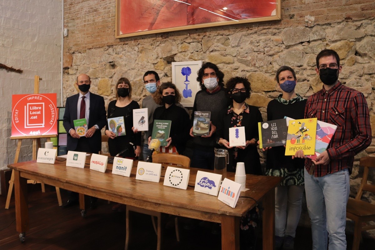 Vuit editorials s'organitzen per incentivar el consum de llibres produïts a Catalunya
