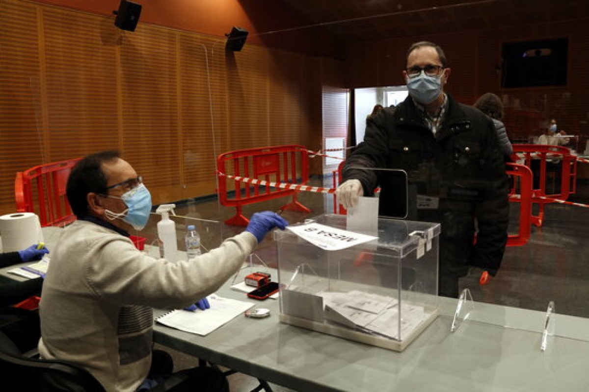 Un veí votant a la consulta sobre l'ampliació de l'abocador - ACN