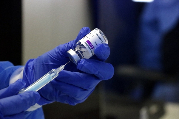 Salut va posar una segona dosi d'AstraZeneca a 18 persones vacunades amb Moderna