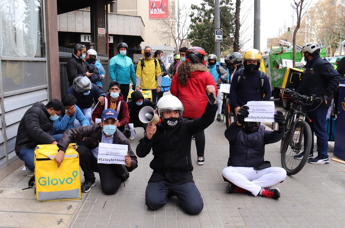 Una trentena de repartidors protesten contra la «llei rider» a Barcelona
