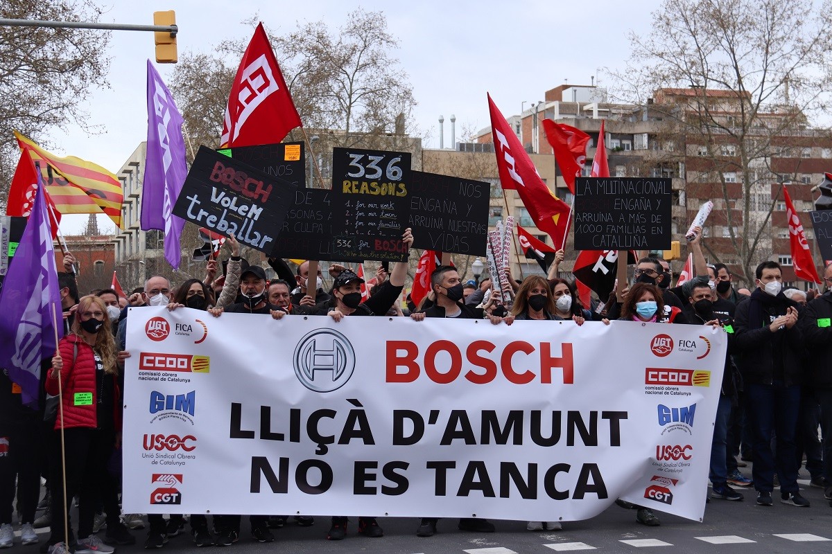 Més de 200 treballadors de Bosch protesten a les portes de la Ciutadella contra el tancament de la planta de Lliçà