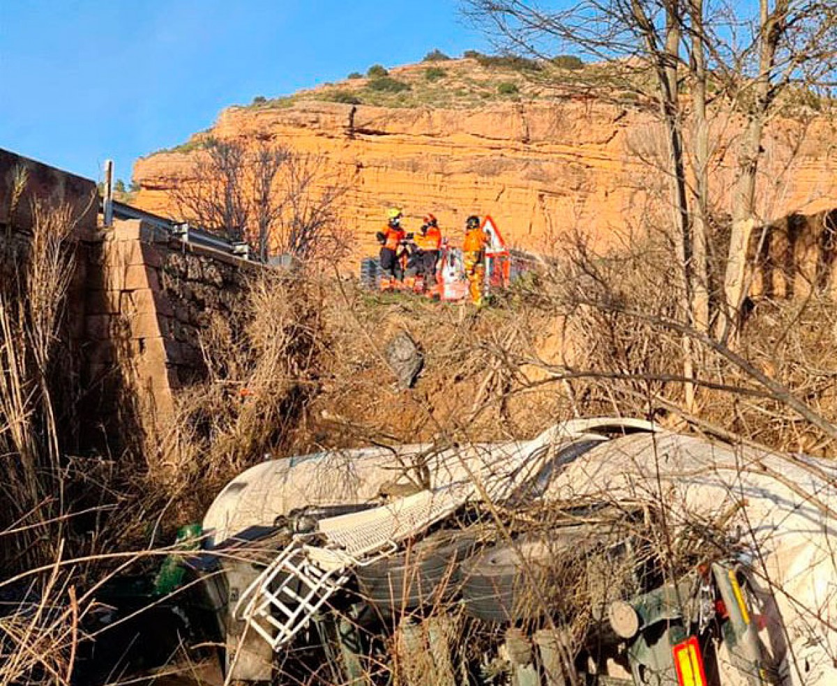 Un camió carregat de farina cau per un pont del riu Túria
