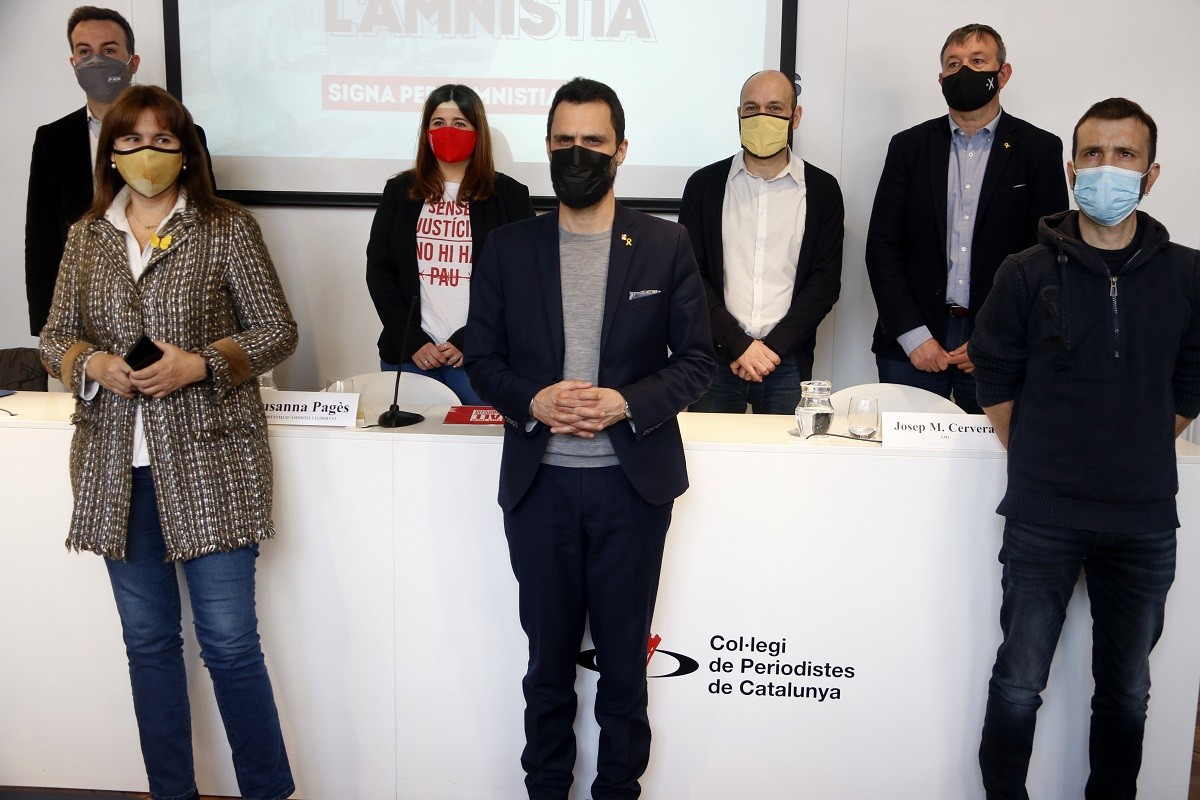 Ofensiva d'Òmnium i les entitats municipalistes per recollir signatures a favor de l'amnistia