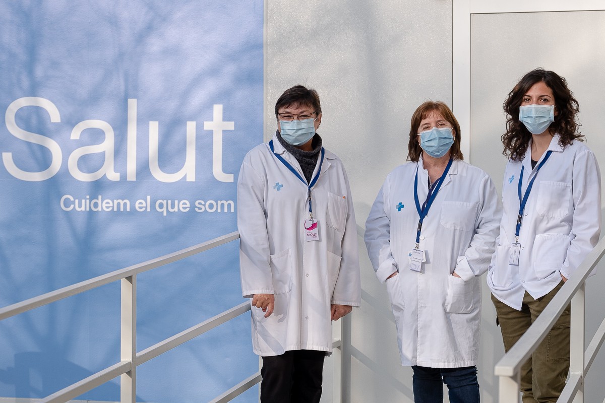 Soledat Ralló, responsable d'atenció a la ciutadania, Anna Moreta, directora i  Eva Serra, adjunta a direcció del Servei d'Atenció Primària d'Osona. - Adrià Costa
