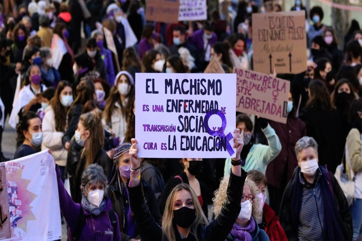 Una manifestant exhibeix una pancarta. - Miquel Codolar / ACN
