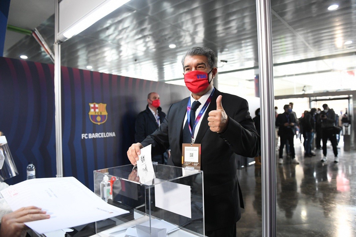 Joan Laporta diposita el vot. - @JoanLaportaFCB