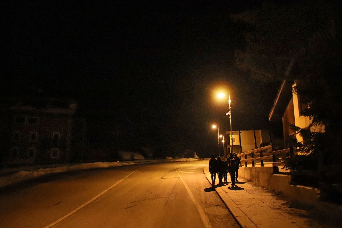 La familia afaganesa intenta passar la frontera el diumenge - Sergi Cámara