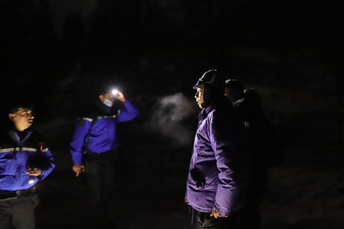 La policia reté el grup i els demana identificar-se - Sergi Cámara