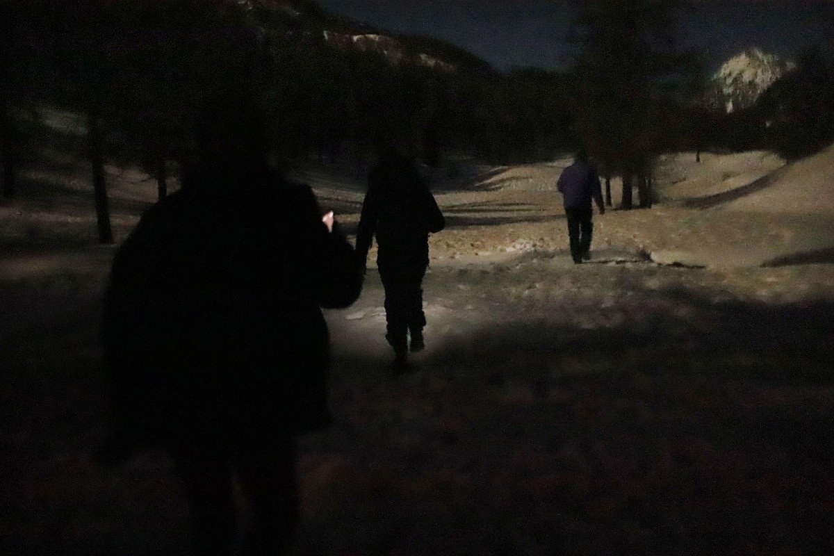 Caminent pel bosc per no ser descoberts  per la gendarmeria - Sergi Cámara