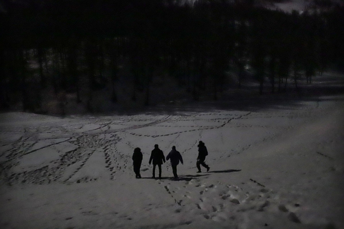 El grup entra dins del bosc per tal d'esquivar la policia francesa - Sergi Cámara