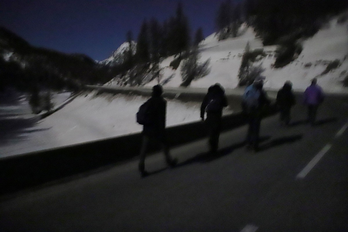 Un grup, ara de cinc persones, entre les que hi ha el Faisal van cap a la frontera - Sergi Cámara