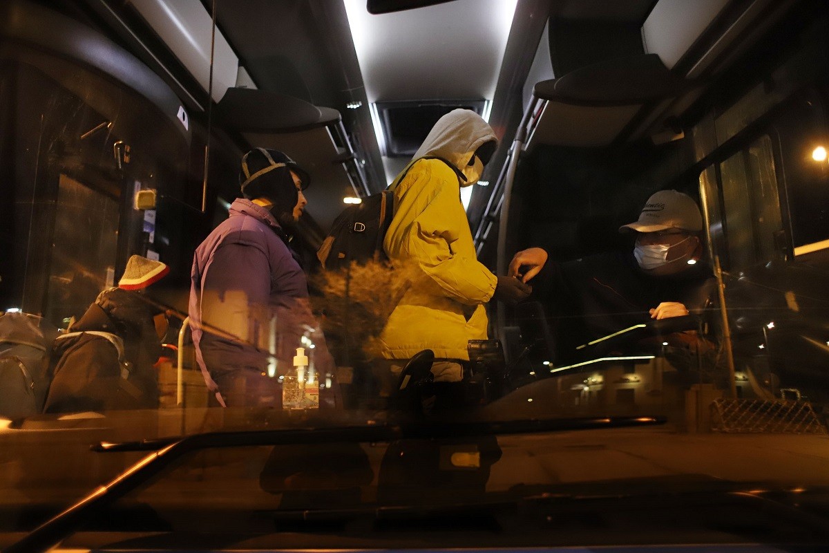 Un grup de persones de l'Àfrica Subsahariana i africans del nord compren billets per anar a Oulx - Sergi Cámara