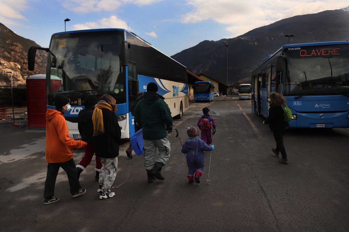 Voluntàries acompanyen a la familia a l'autobus que els durà al poble de Claviere - Sergi Cámara