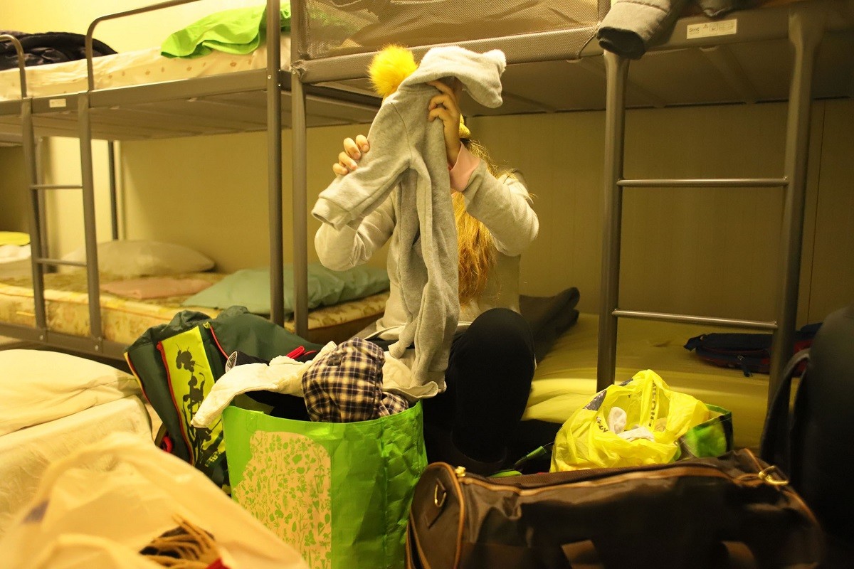 Asmaa (nom fictici) busca roca d'abric a la casa d'acollida, per poder  caminar entre les pistes d'esquí que separen França d'Itàlia - Sergi Cámara