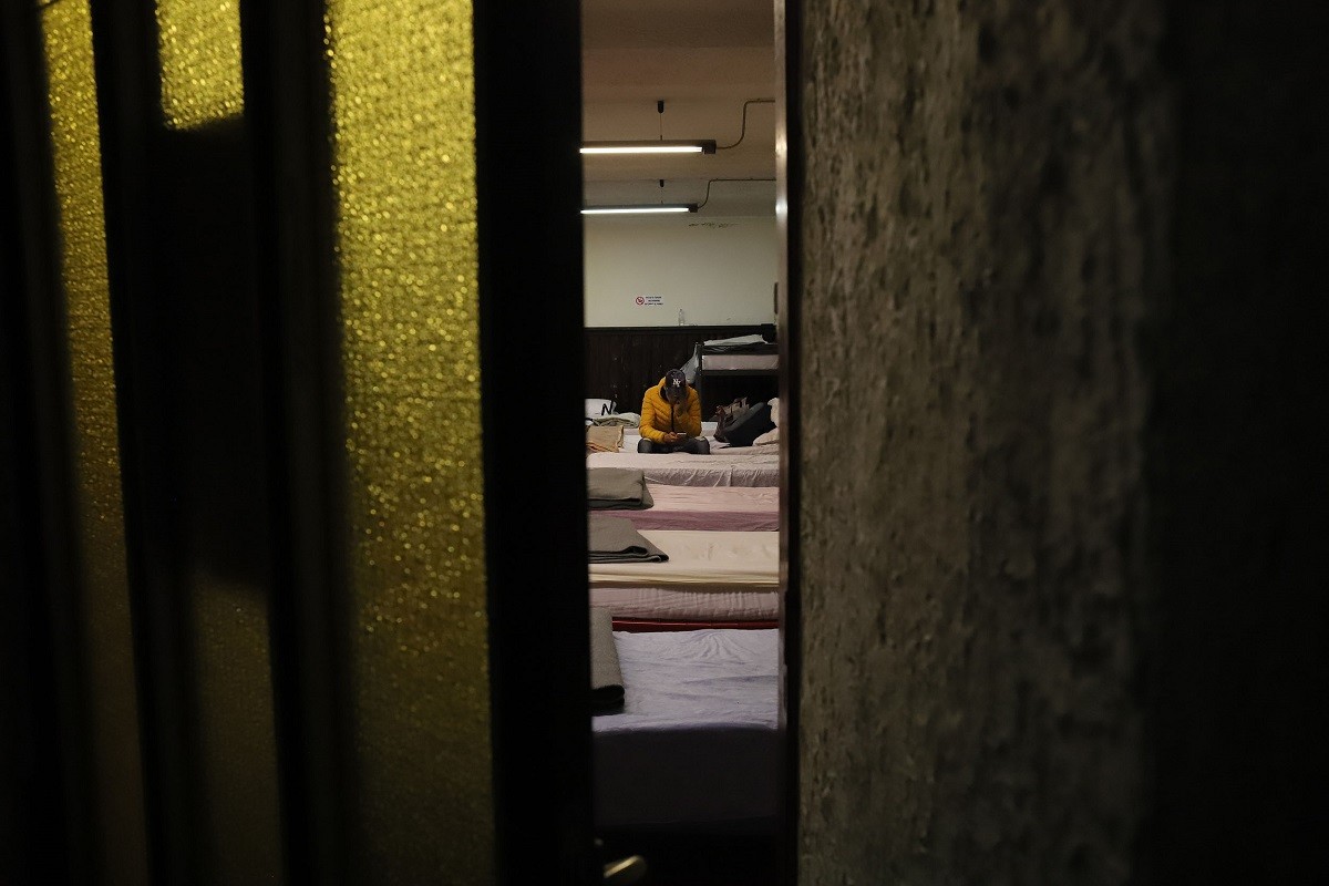 Un jove a la sala que hi ha a la casa per dormir a Oulx - Sergi Cámara