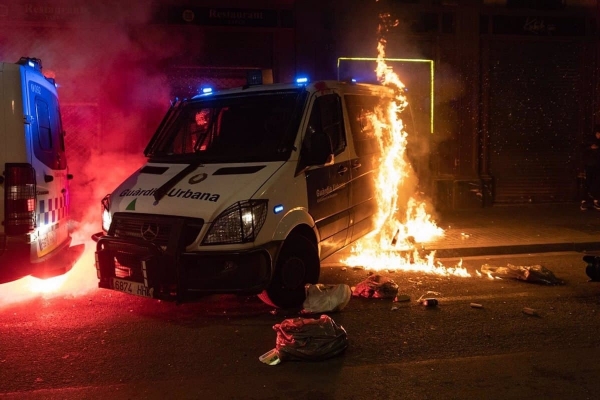 La jutge requisa la furgoneta policial cremada en els aldarulls tres setmanes després dels fets