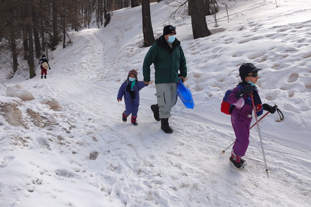 El pare camina amb els altres dons nens - Sergi Cámara