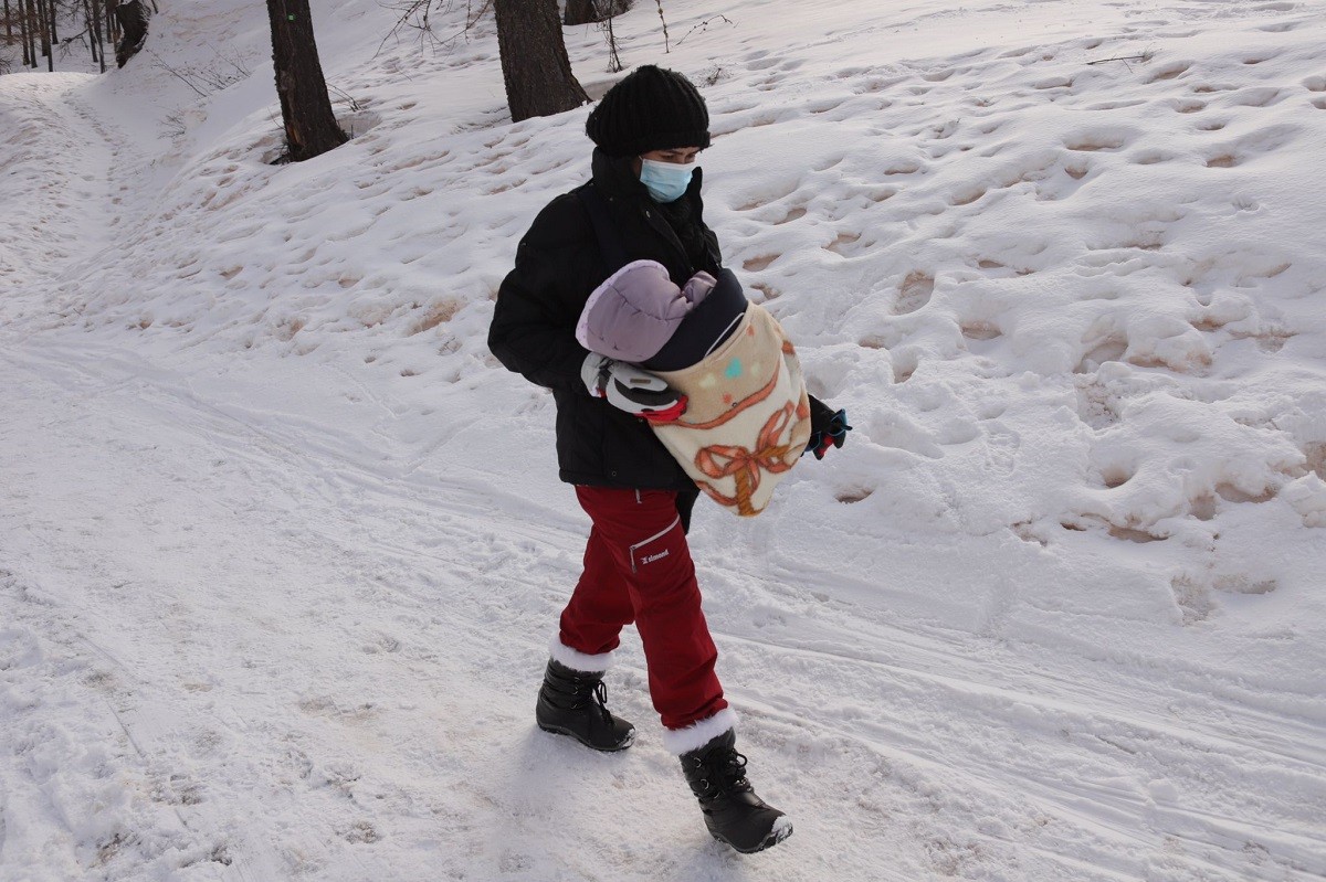 La mare camina amb el nadó de només 16 dies de vida - Sergi Cámara
