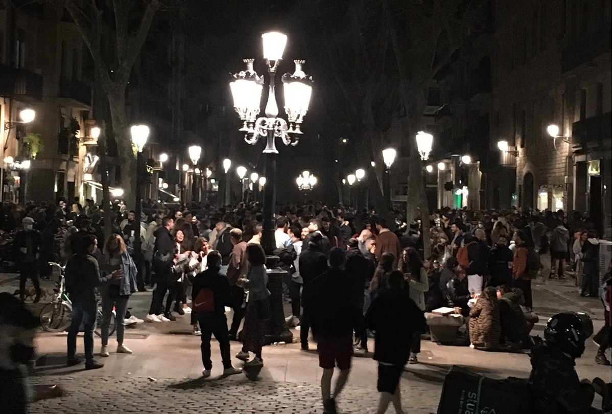 VÃDEOS El passeig del Born de Barcelona, ple de persones sense mascareta ni distància