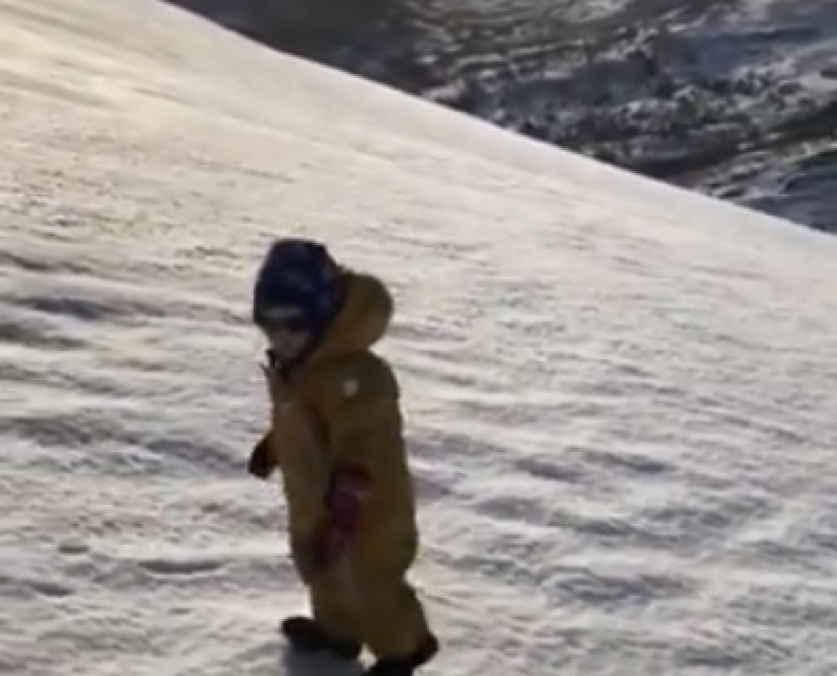 VÃDEO La filla de menys de 2 anys de Kilian Jornet ja puja muntanyes com el seu pare