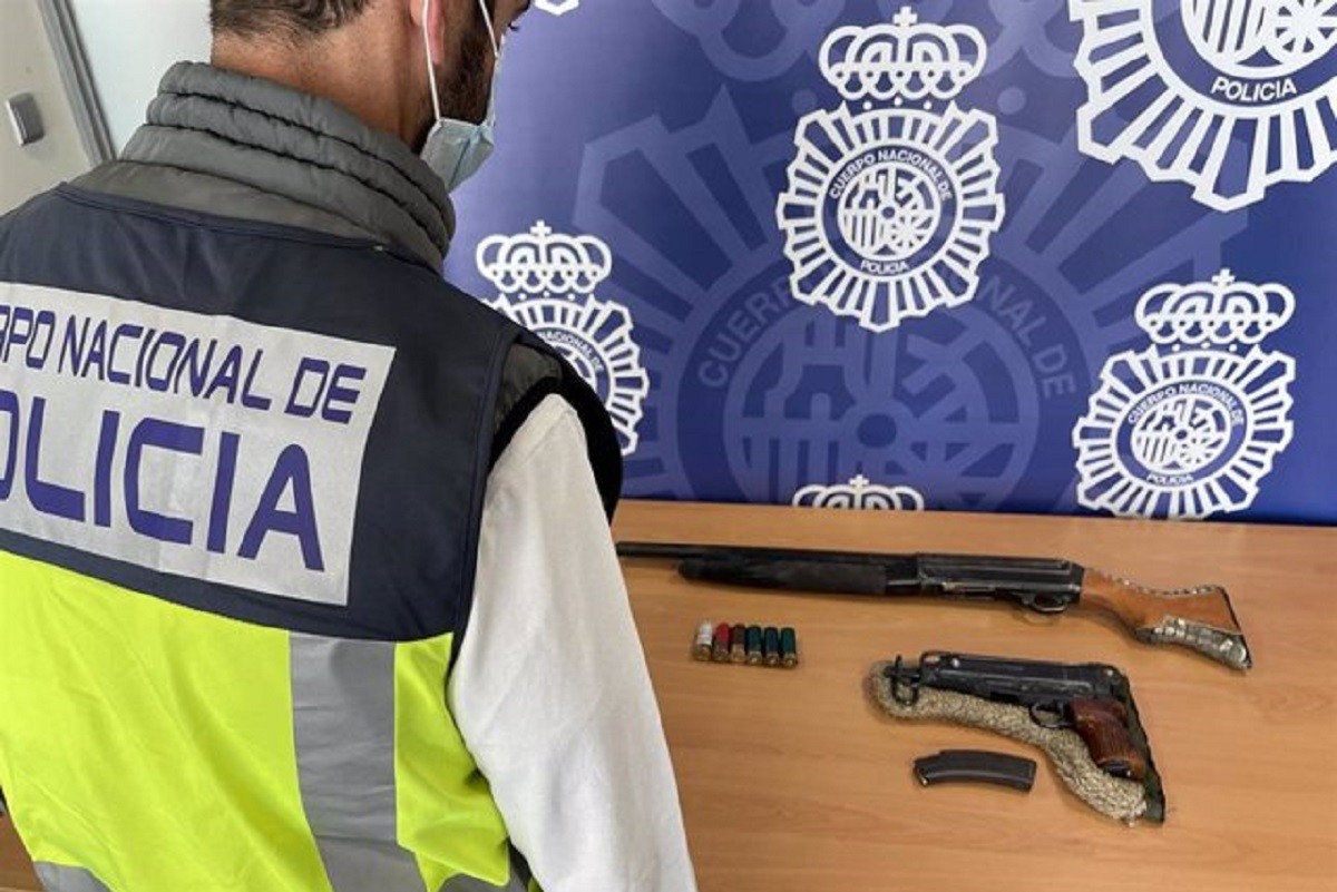 Detenen un home que tenia armes de guerra a casa seva