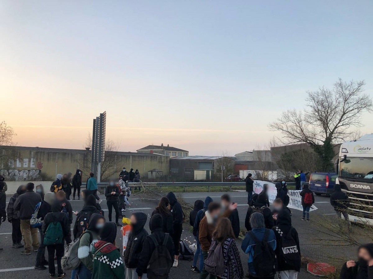 Una seixantena de persones tallen l'AP-7 a Girona en protesta per l'empresonament de Pablo Hasél