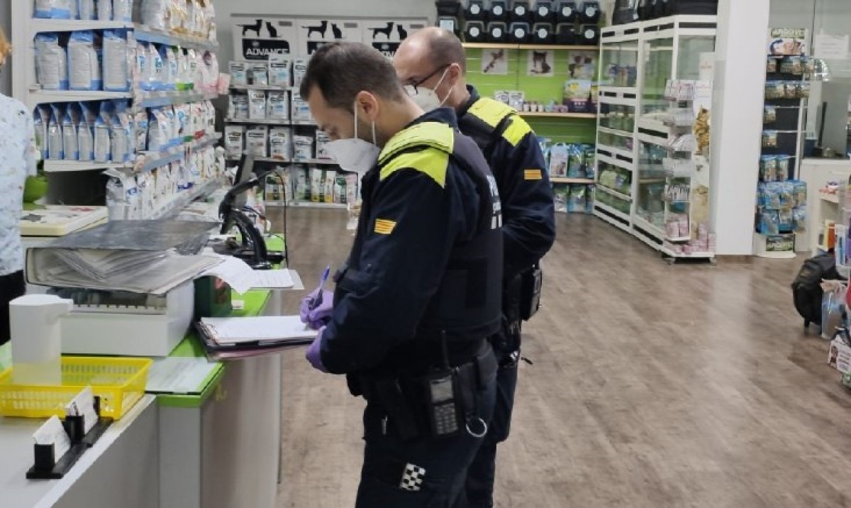 Troben animals en venda amb coronavirus i 18 cadàvers al congelador d'una botiga de cadells a Barcelona