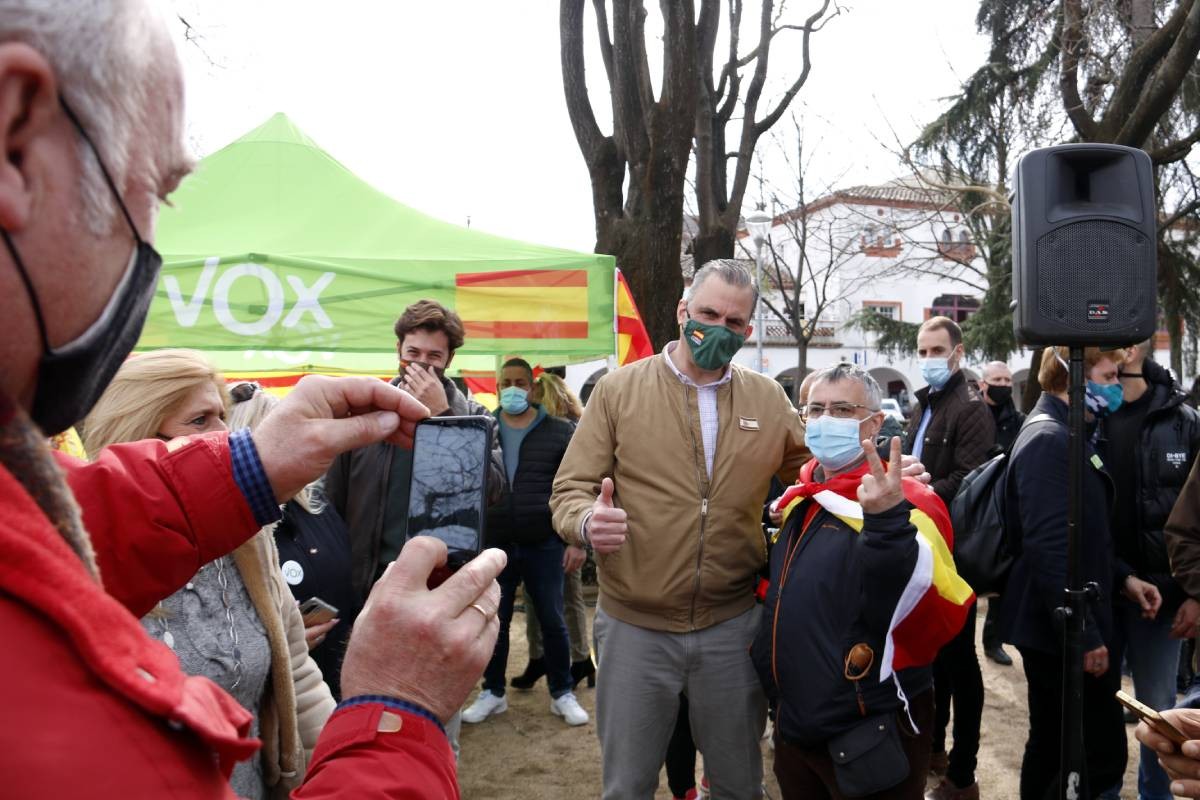 El dirigent de Vox Javier Ortega Smith amb un simpatitzant, durant la campanya del 14-F. - ACN