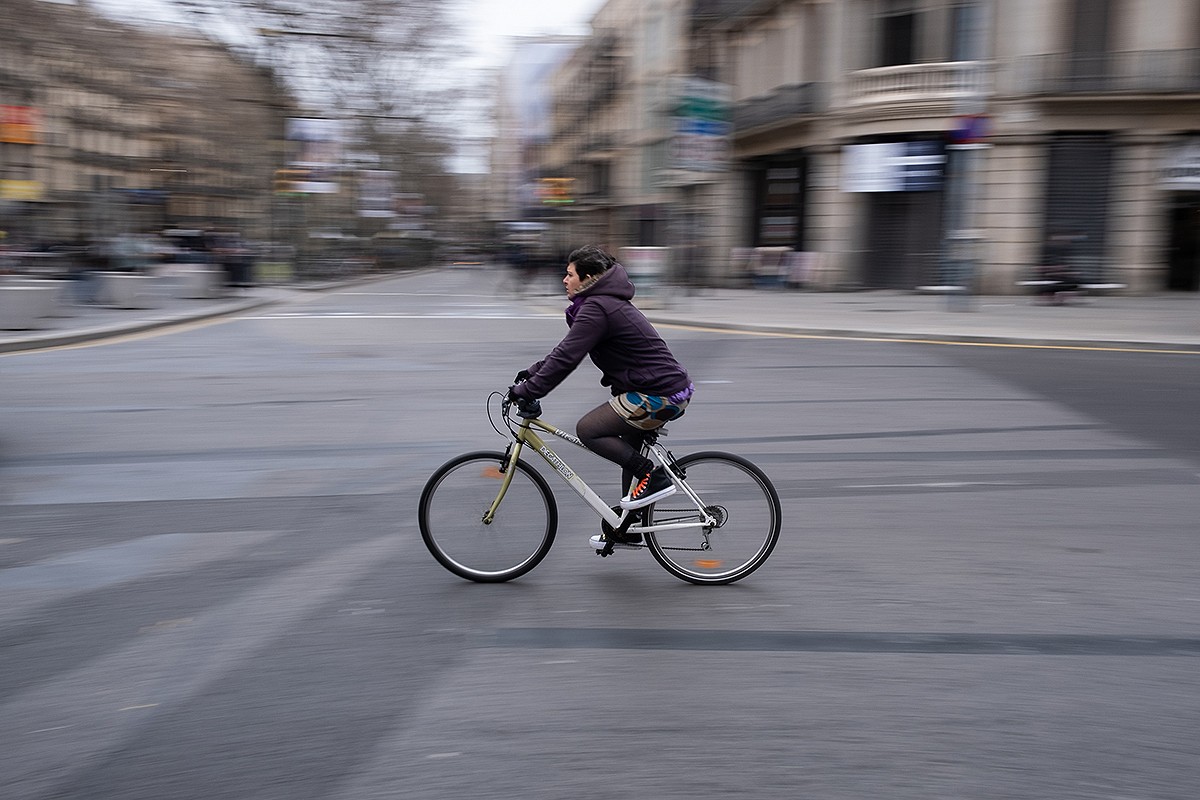 Mor un home després d'empassar-se una abella mentre anava en bicicleta
