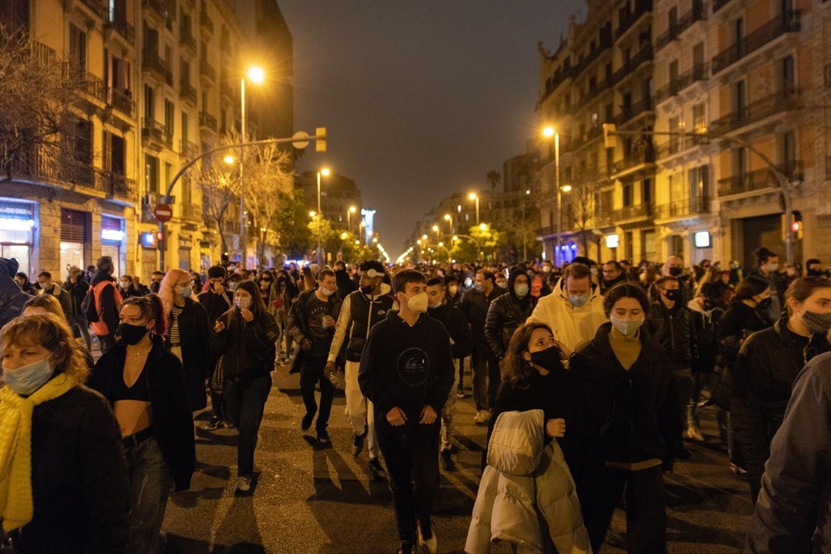 Barricades i un periodista ferit en la vuitena nit de protestes per Hasél