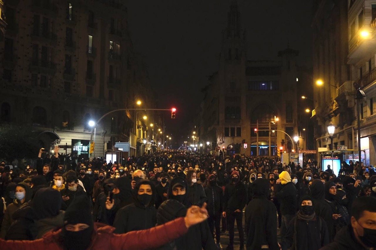 Imatge dels manifestants baixant per la Via Laietana - Carlos Baglietto