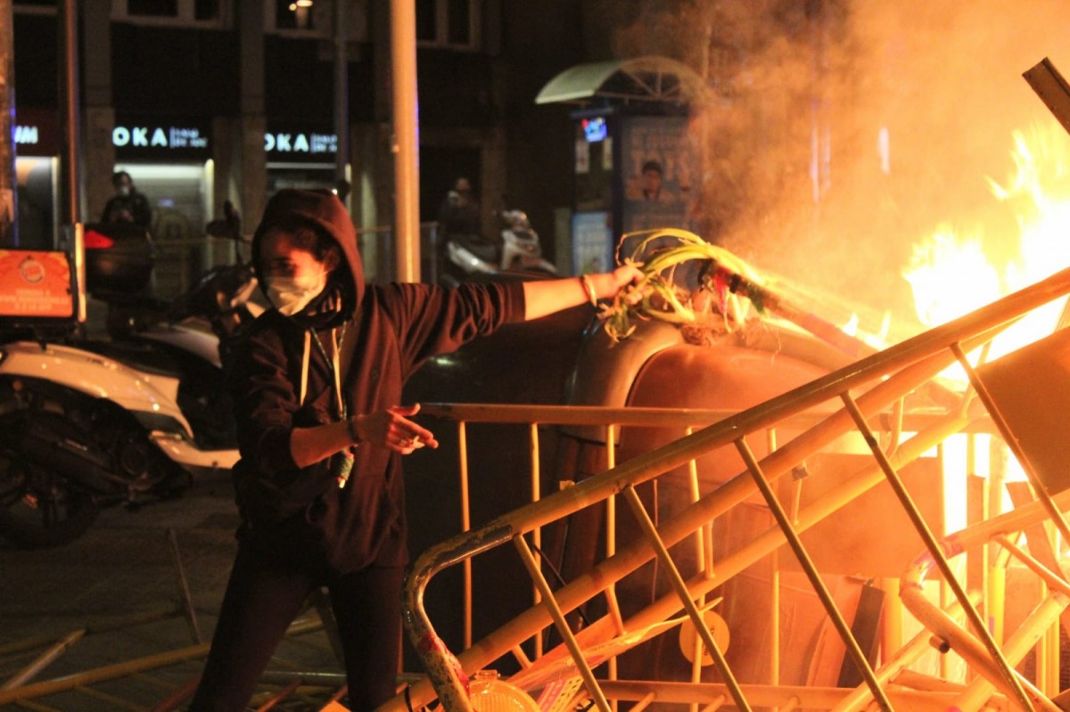 FOTO Una manifestant cou calçots amb el foc d'una barricada a Barcelona