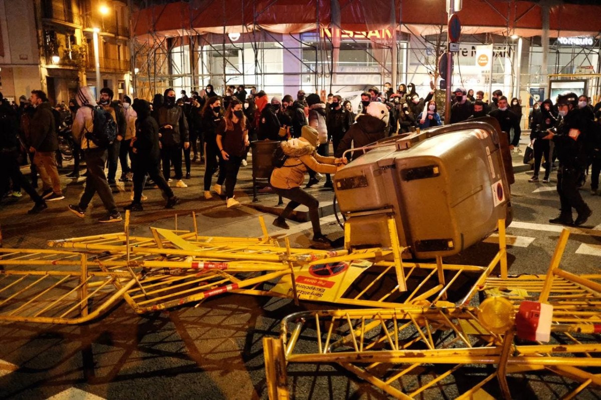 Manifestants fent una barricada a la plaça Lesseps de Barcelona - Adrià Costa