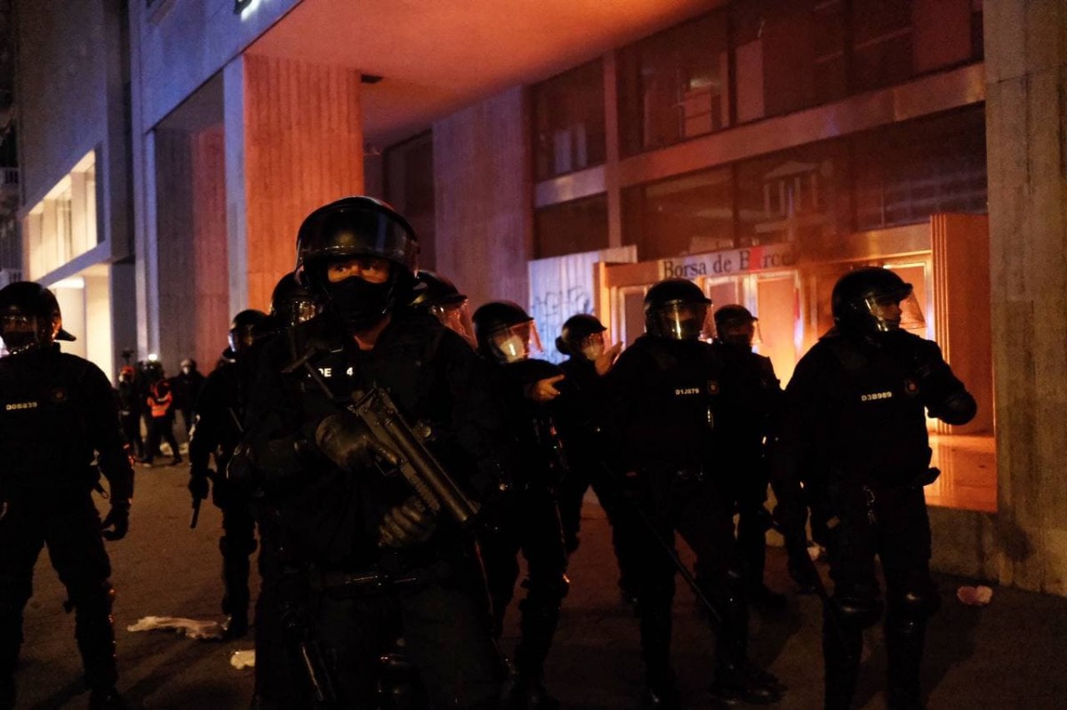 Agents dels Mossos davant de la Borsa de Barcelona, on un grup de manifestants hi ha calat foc - Adrià Costa