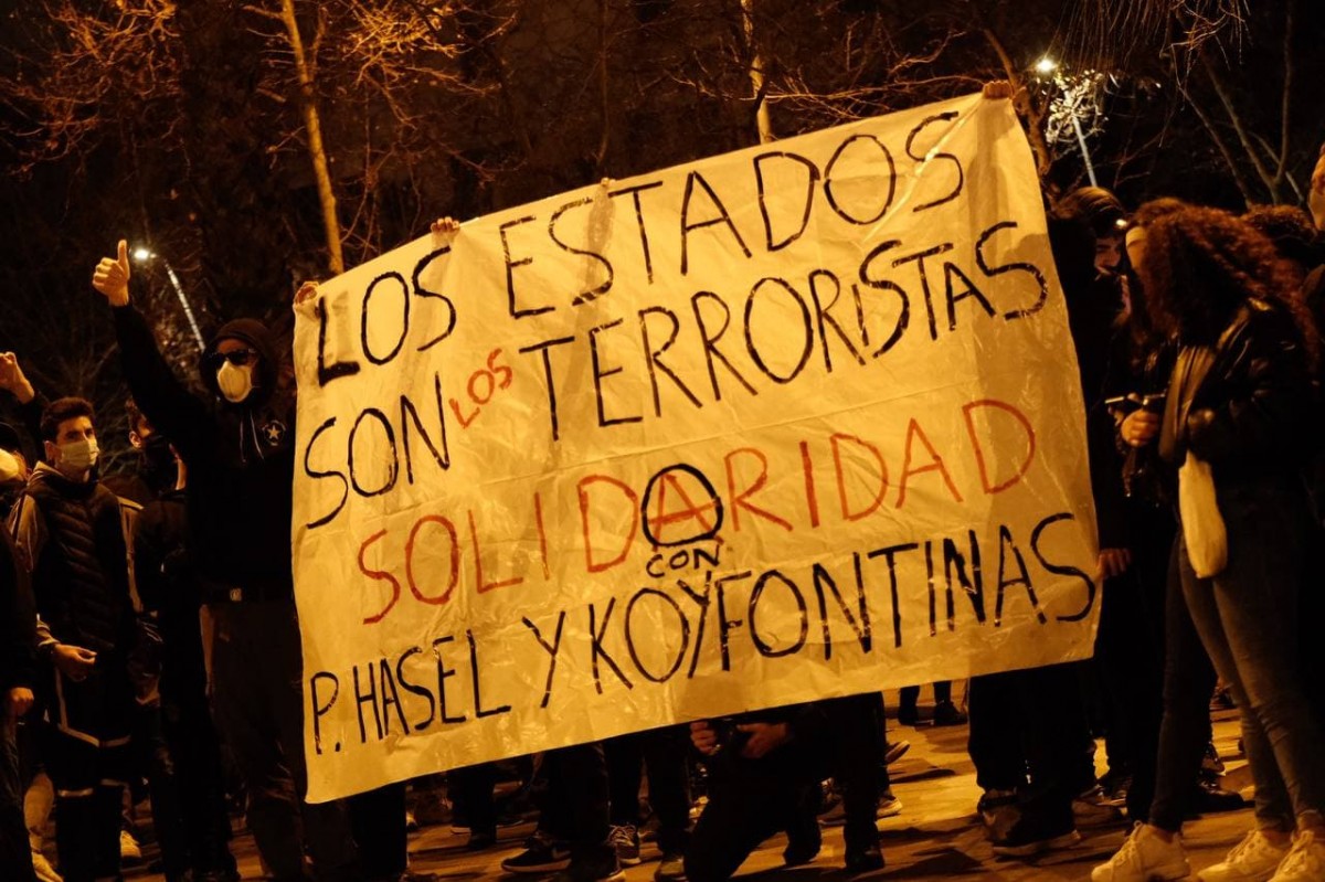 Una pancarta per la llibertat de Pablo Hasél aquest vespre a la plaça Universitat - Adrià Costa