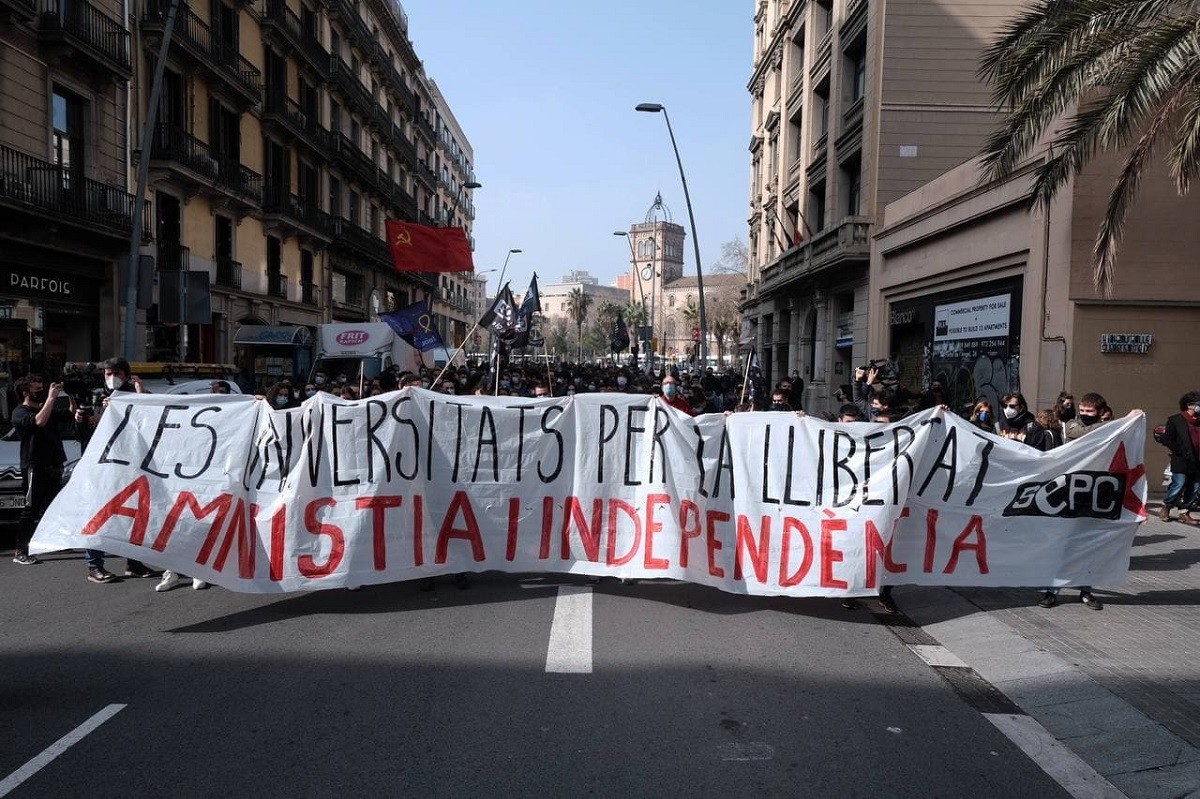 Mig miler de persones es manifesten a Barcelona per l'empresonament de Hasél