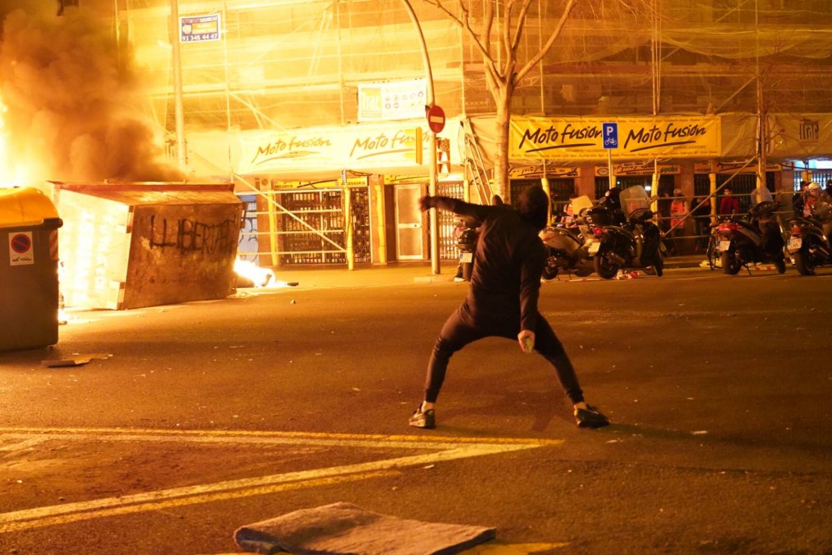 Tercera nit d'aldarulls a Barcelona. - Martí Urgell