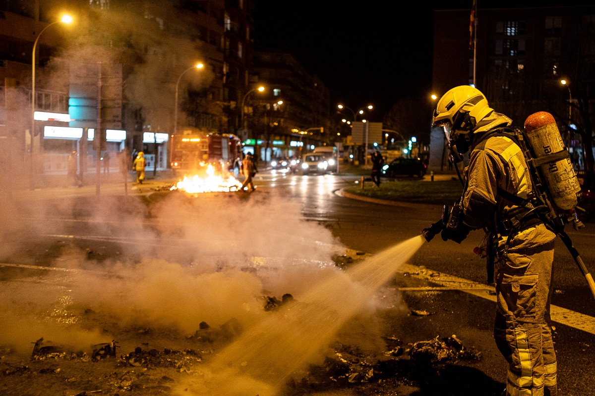 Els Mossos neguen que hagin espiat un detingut pels aldarulls de la comissaria de Vic a través del mòbil